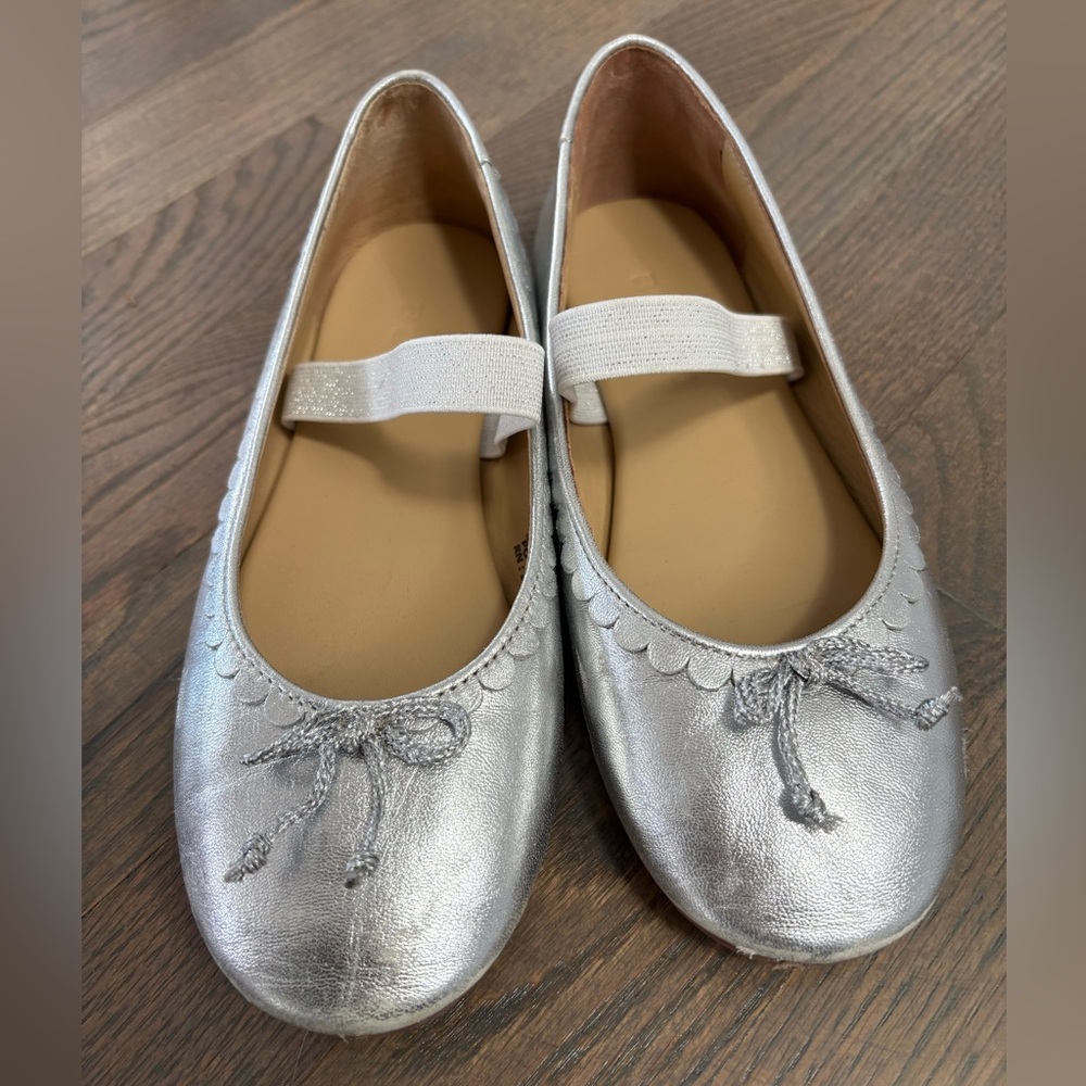 Mini Boden Metallic Silver Ballet Flats with Bow Detail size EU 33, or US 1.5
